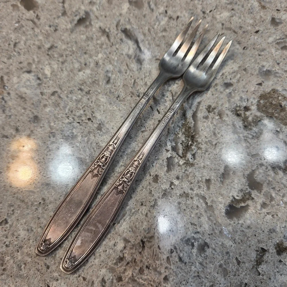 Vintage 1847 Rogers Bros Heraldic Silverplate Cocktail Seafood Forks Set‎ of 2